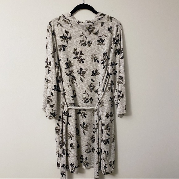 Tahari Gray Floral Robe - Picture 4 of 9